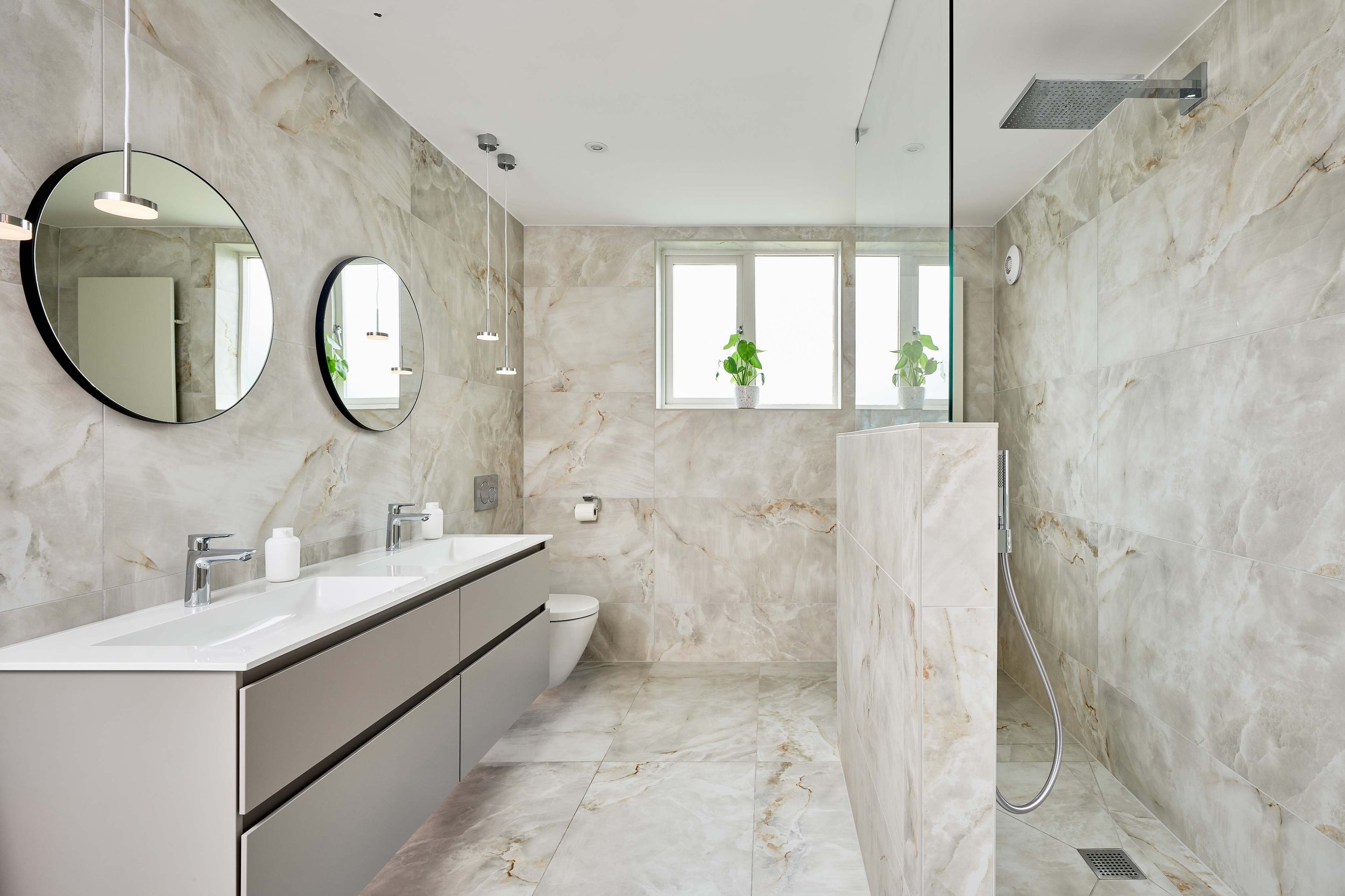 a single checked balloon